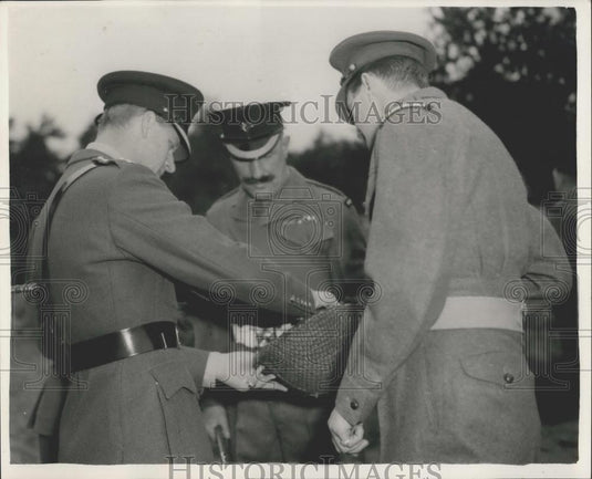 1956 Press Photo Duke of Edinburgh Visits Welsh Guards Training Company - Historic Images