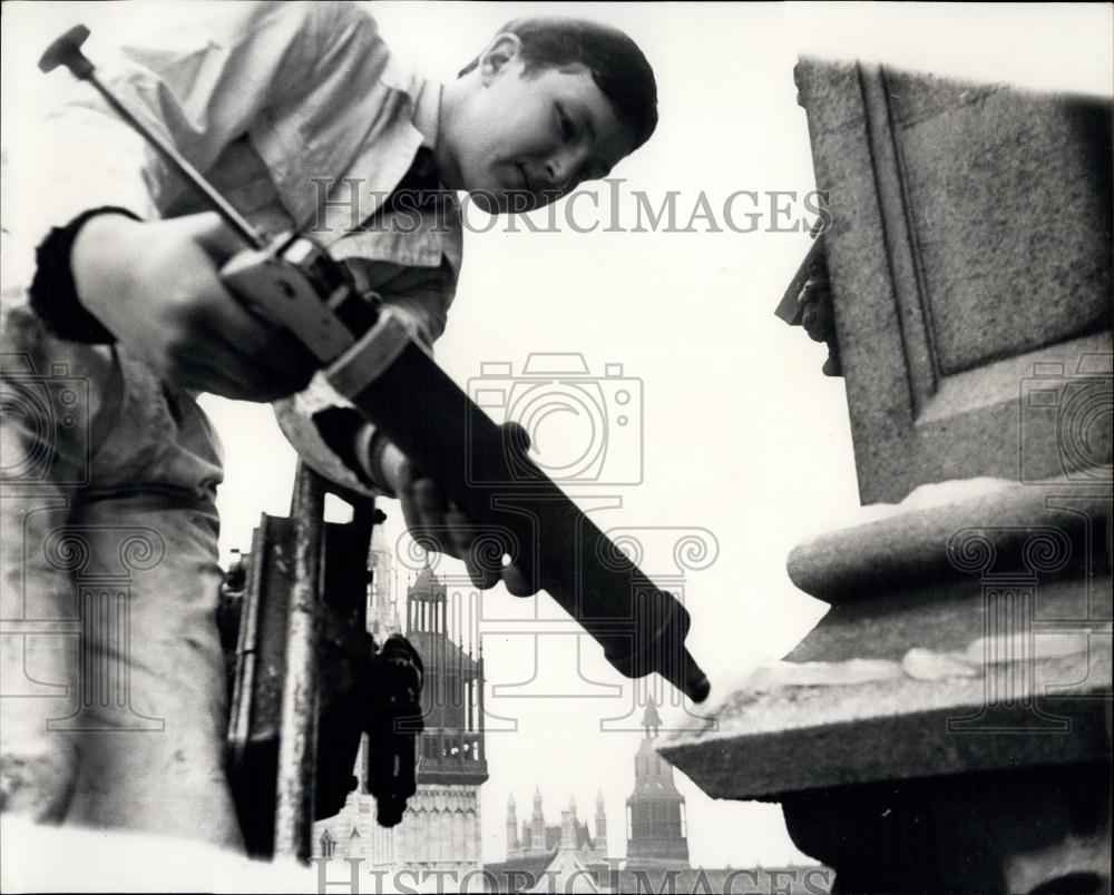 1966 Press Photo Applying Bird Repellent Scarecrow Strip at Parliament - Historic Images