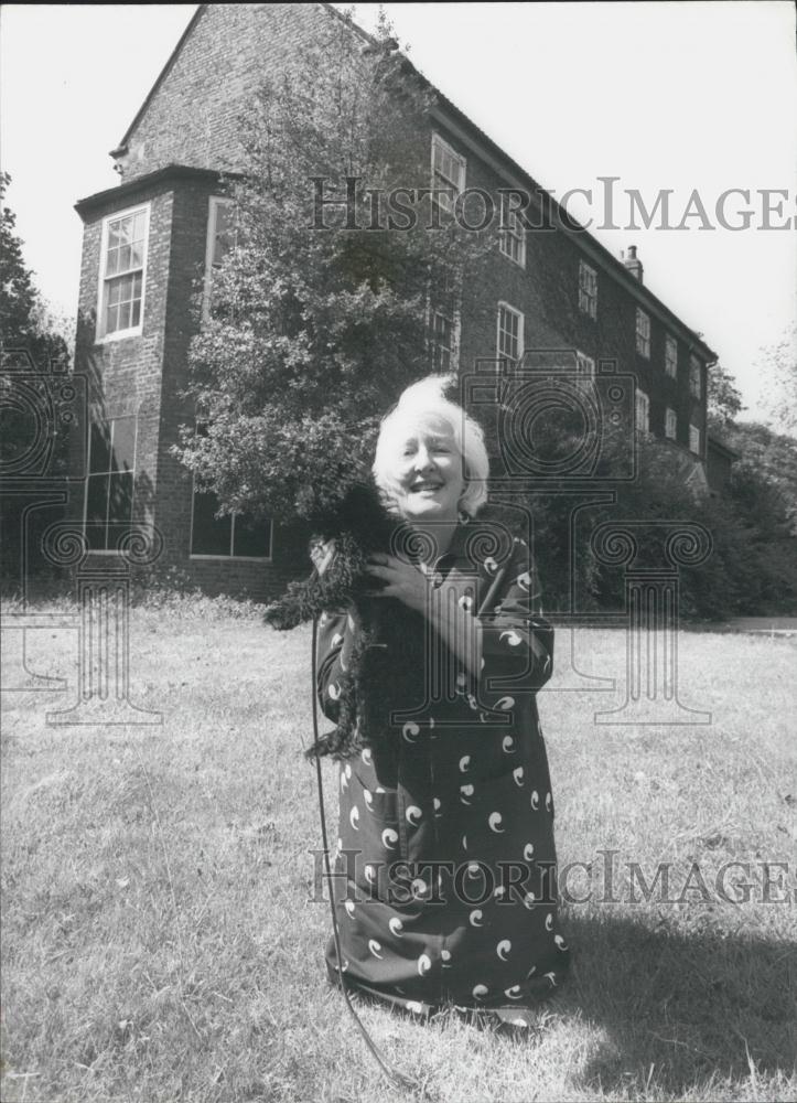 Press Photo Miss Wagner with her pet poodle in gardens of vicarage, at Norton. - Historic Images