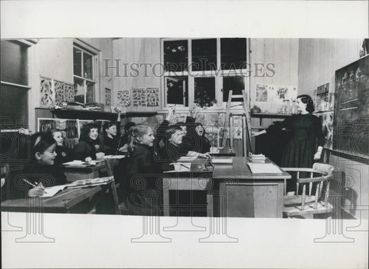 Press Photo Pupils at the Legat School Dance have Ordinary School Curriculum - Historic Images