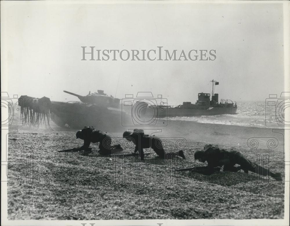 1953 Press Photo Three services &#39;&#39;invasion&#39;&#39; demonstration - Historic Images