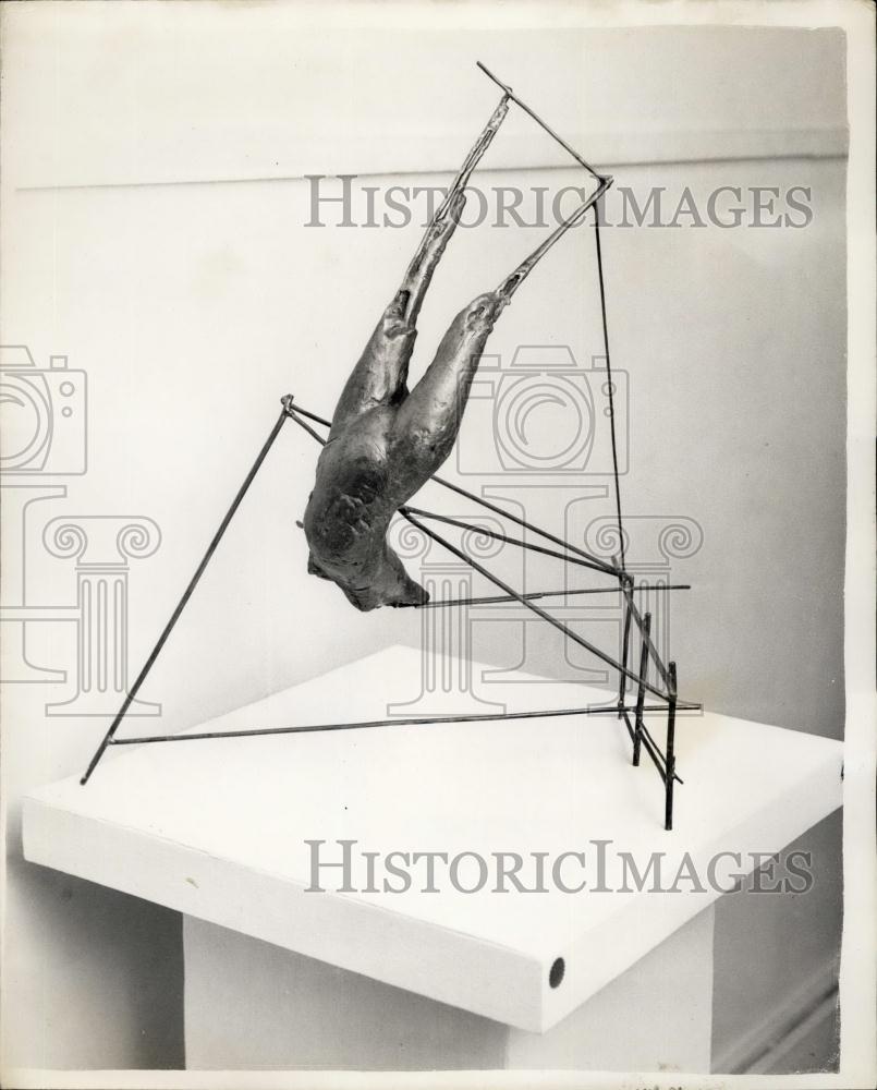 1957 Press Photo Study For Figure Falling Sculpture Red Butler Exhibition London - Historic Images