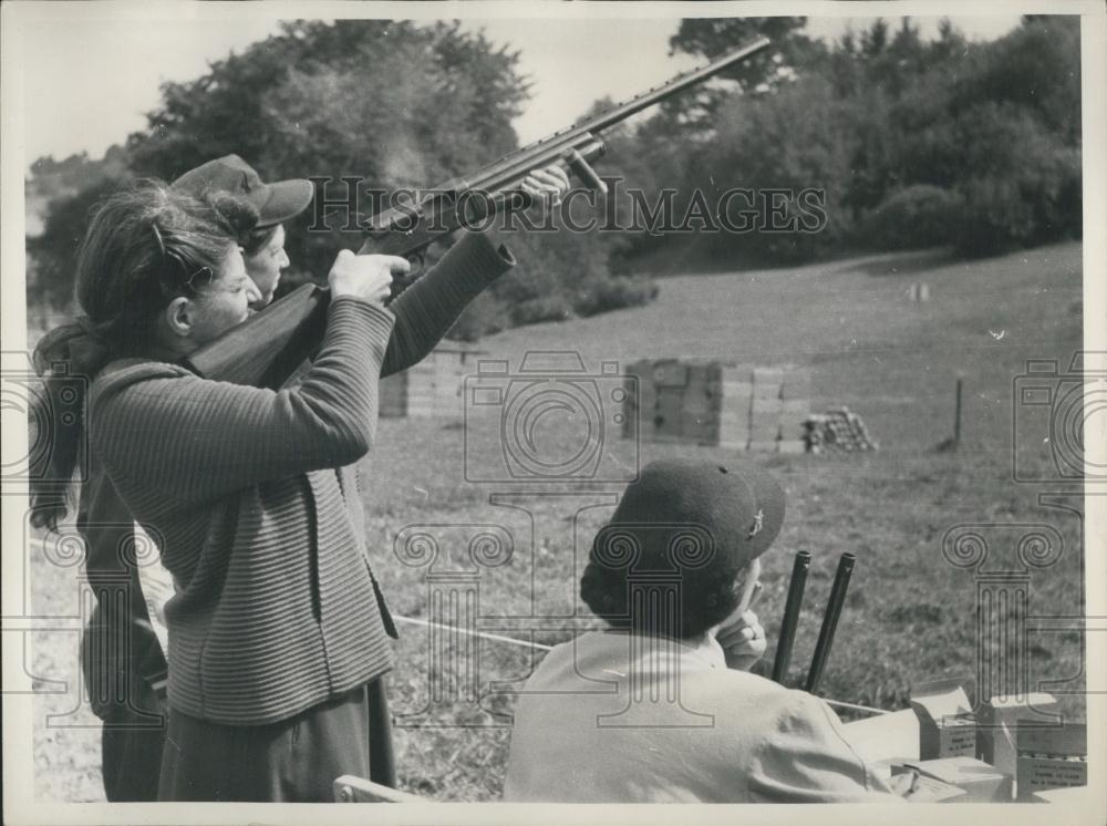 Press Photo Riflemen Festival German-American Woman Shooting At Targets - Historic Images