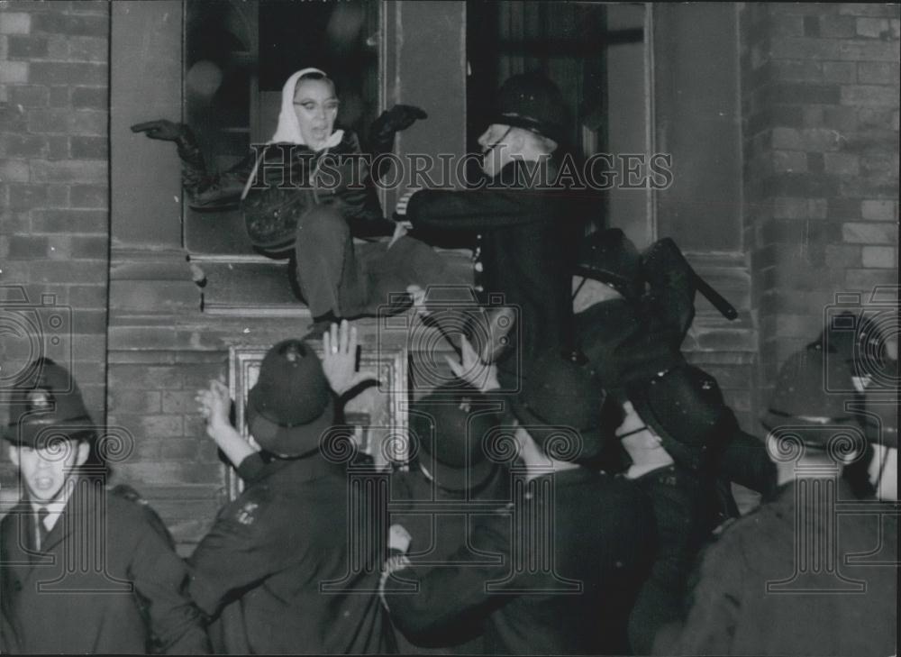 1960 Press Photo St. Pancras Town Hall in London police &amp; demonstrators - Historic Images