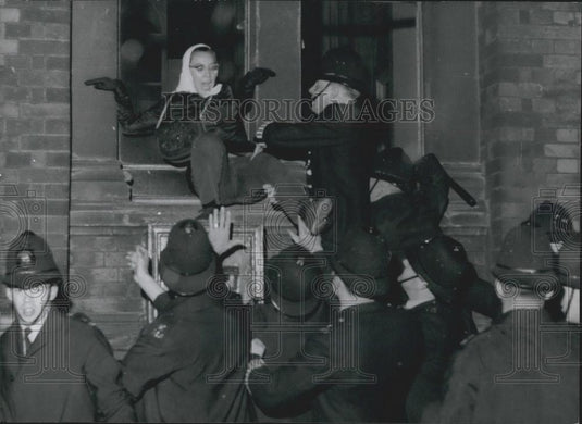 1960 Press Photo St. Pancras Town Hall in London police & demonstrators - Historic Images