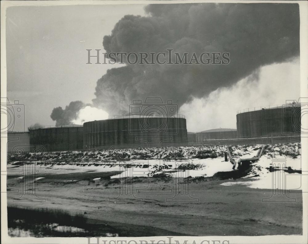 1955 Press Photo Exploding tanks shake fifteen mine countryside - Historic Images