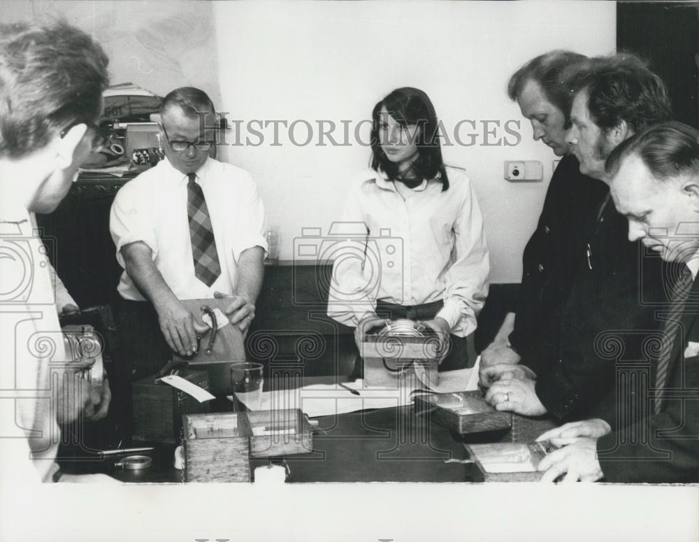 Press Photo Georgine Downes Secy Pantry Prida Club Reading Clock Times-UK - Historic Images