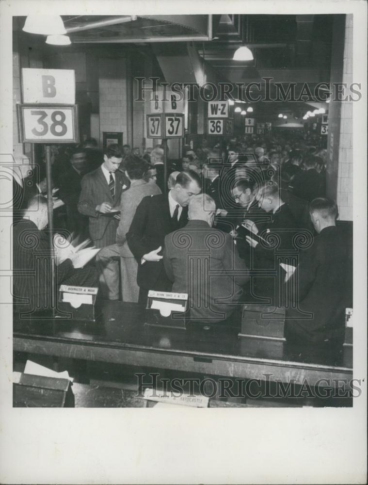 Press Photo London Stock Exchange Floor Brokers Jobbers' Clerks Meeting - Historic Images