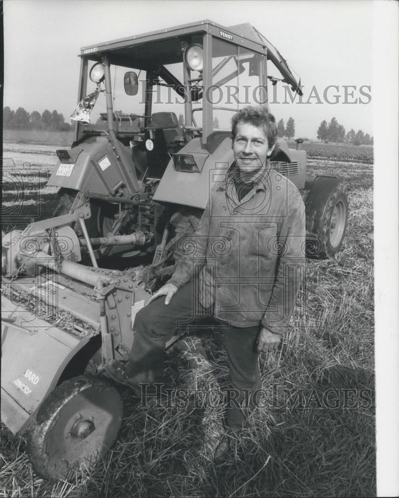 Press Photo Grafitti in the Fields - Historic Images