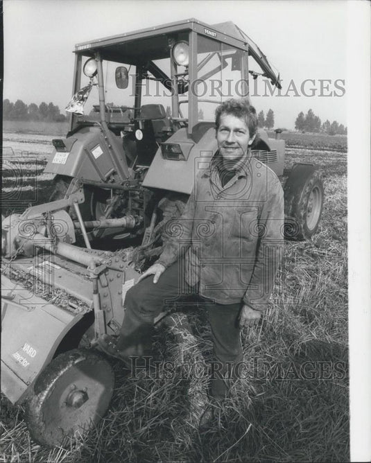 Press Photo Grafitti in the Fields - Historic Images