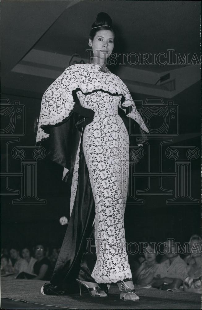 Press Photo Woman Walks Catwalk In Dress - Historic Images