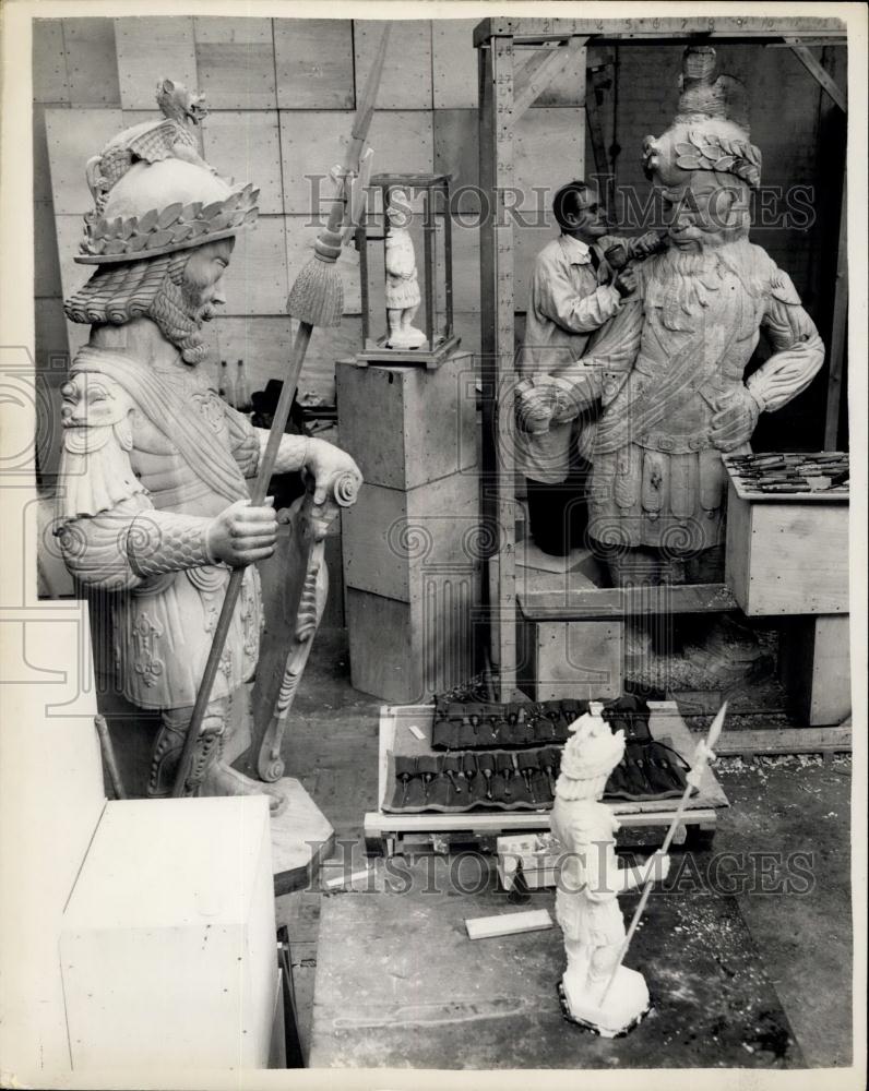 1953 Press Photo Work Progresses on Statues of Gog & Magog - Historic Images