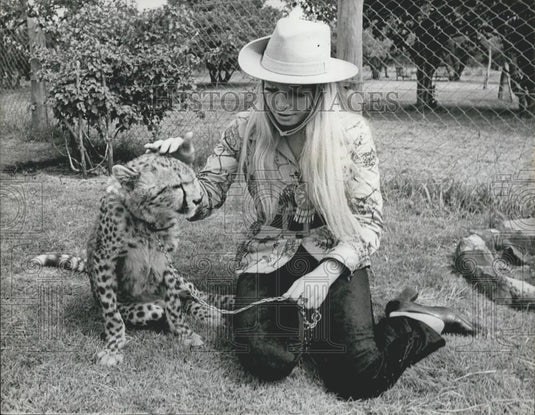 1970 Press Photo "Miss World" Eva Rueber-Staier playing with the Cheetah - Historic Images