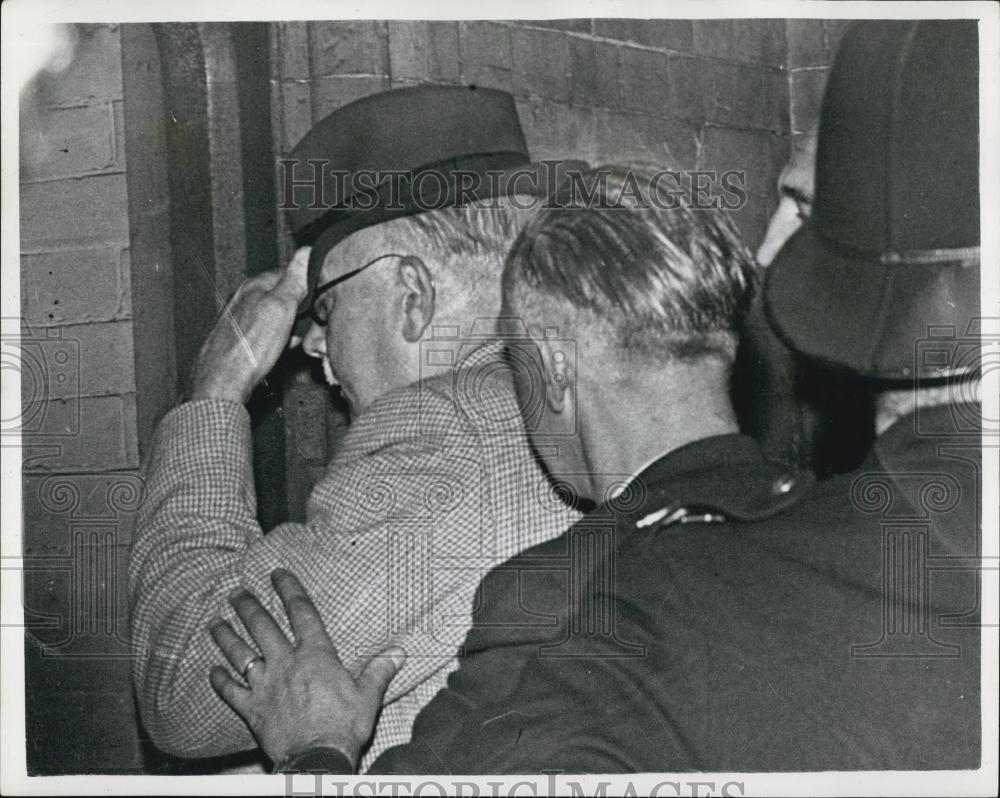 1958 Press Photo Baron Arrested In Hotel - Historic Images