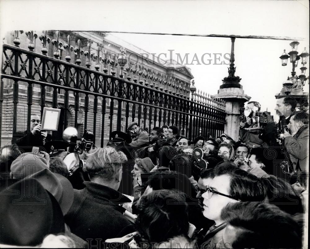 1960 Press Photo Crowds Surge Notice Announcing Birth Prince To Queen Elizabeth - Historic Images