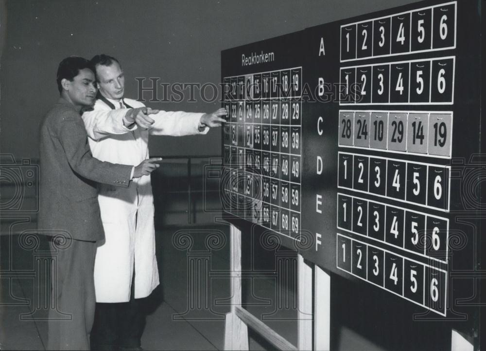 Press Photo German Scientist Discussing The Periodic Table - Historic Images