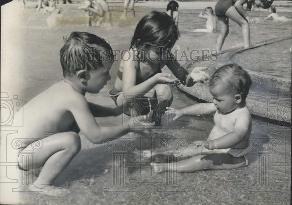 1959 Press Photo Paris tots bathing in a Children&#39;s swimming pool - Historic Images