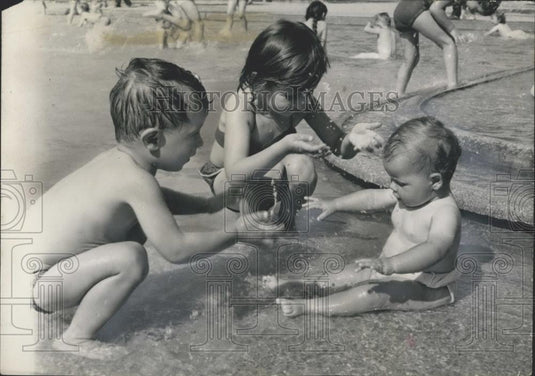 1959 Press Photo Paris tots bathing in a Children's swimming pool - Historic Images