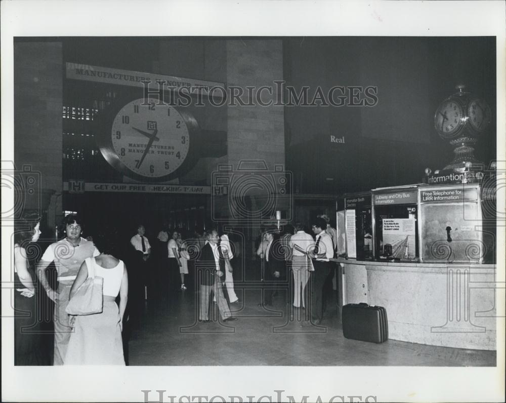 1977 Press Photo Stranded commuters at Grand Central Station - Historic Images