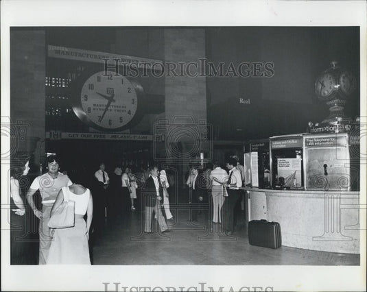 1977 Press Photo Stranded commuters at Grand Central Station - Historic Images