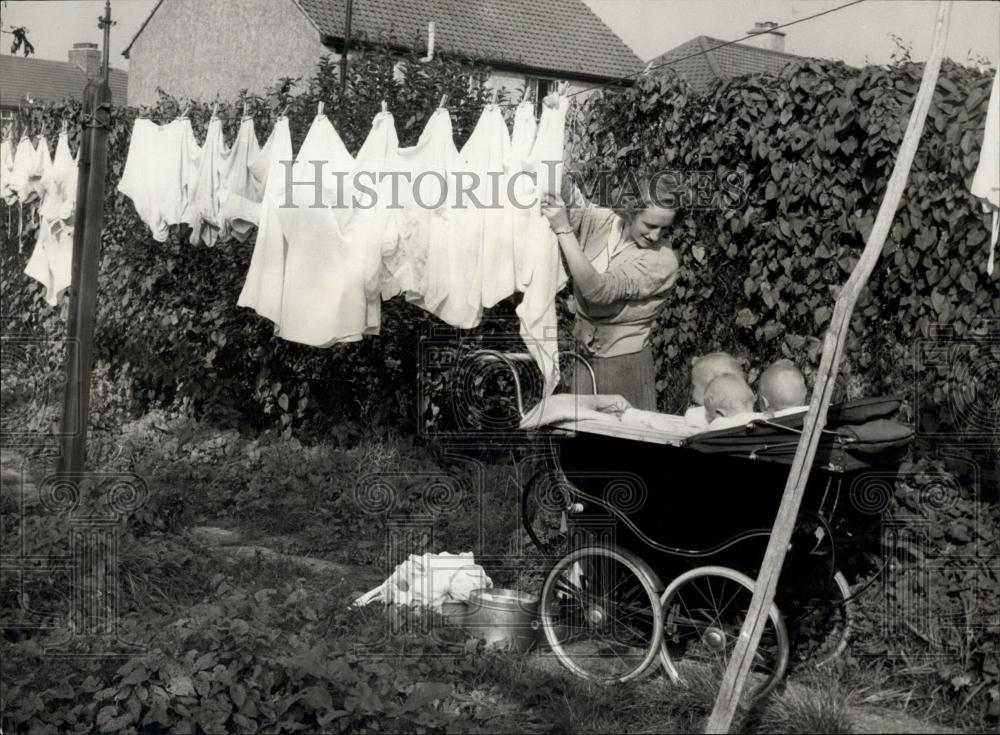 Press Photo Hannah Attridge and her triplets - Historic Images