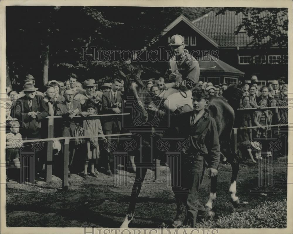 1955 Press Photo Group Captain Townsend Riding In Denmark Horse Race - Historic Images