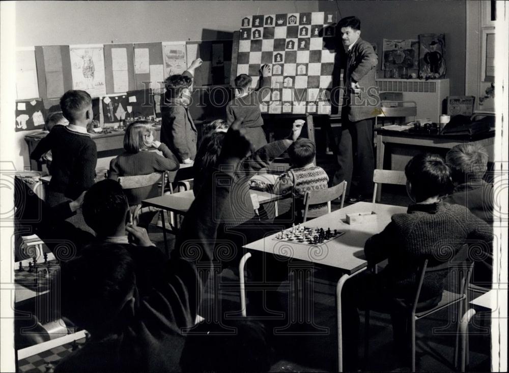 Press Photo Chess For School Children - Historic Images