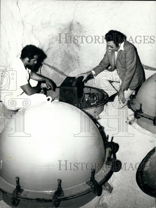 Press Photo Professors Ar Ben-Menahem Mica Cohen Working In Cave Seismology - Historic Images