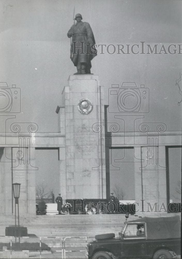 1970 Press Photo Russian Memorial, West Berlin - Historic Images