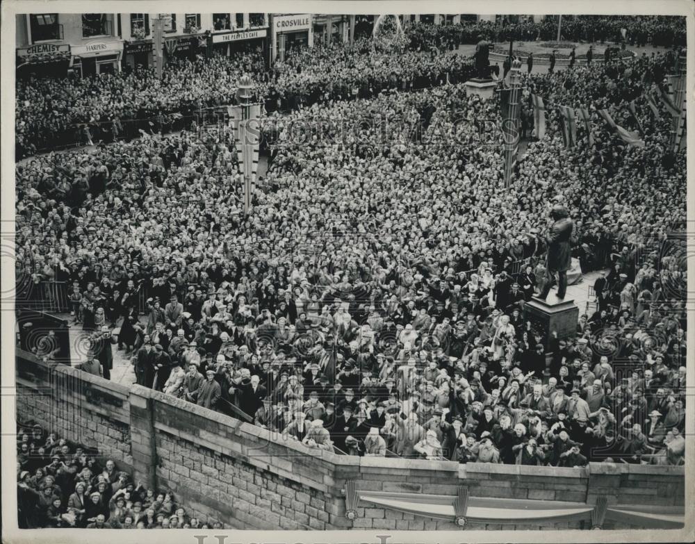 1953 Press Photo Queen visits Caerarvon Castle,large crowds - Historic Images