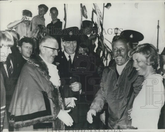 1965 Press Photo Big welcome for Bob Manry when - Historic Images