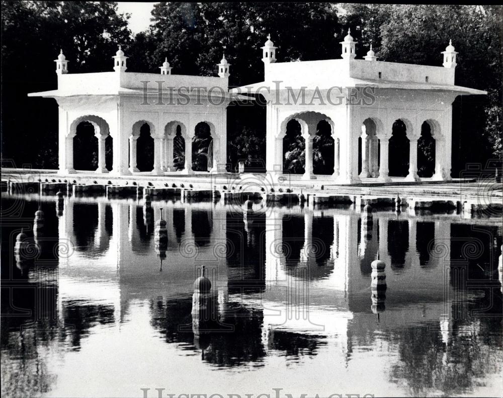 Press Photo Center of the Defimse Gardens. - Historic Images