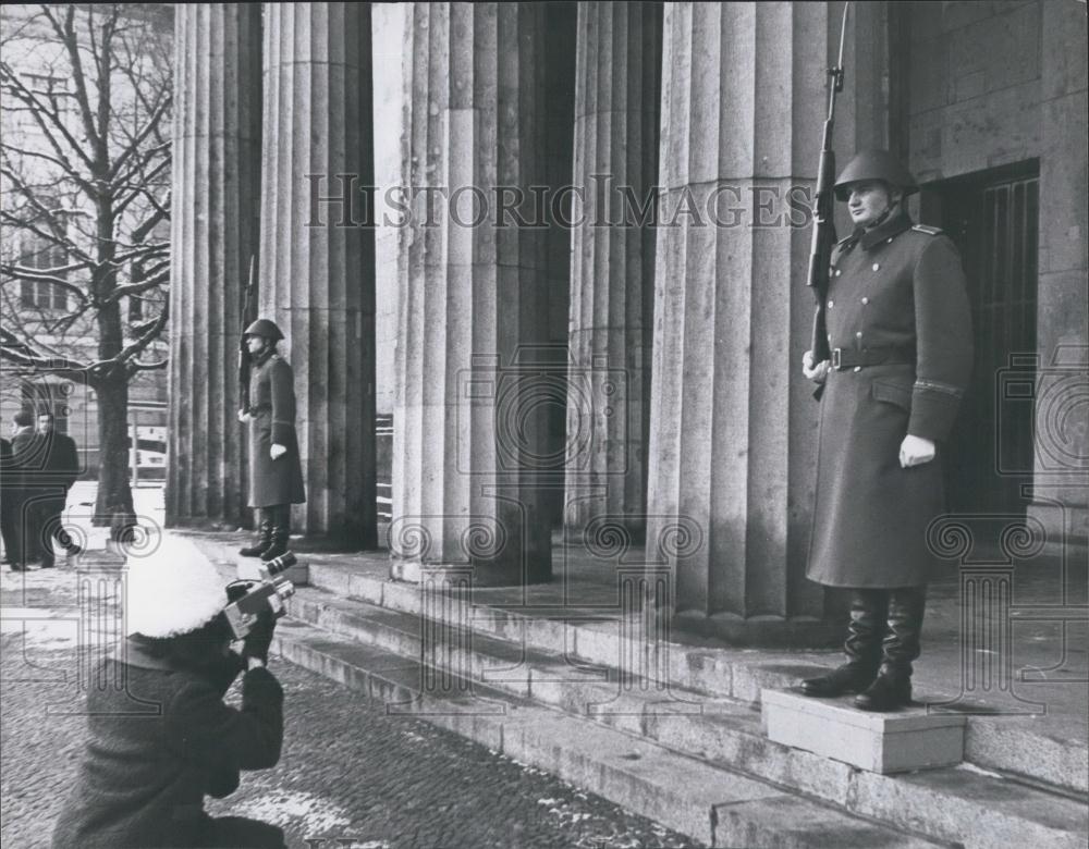 Press Photo East Berlin Guards At Memorial For Victims Of Fascism Militarism - Historic Images