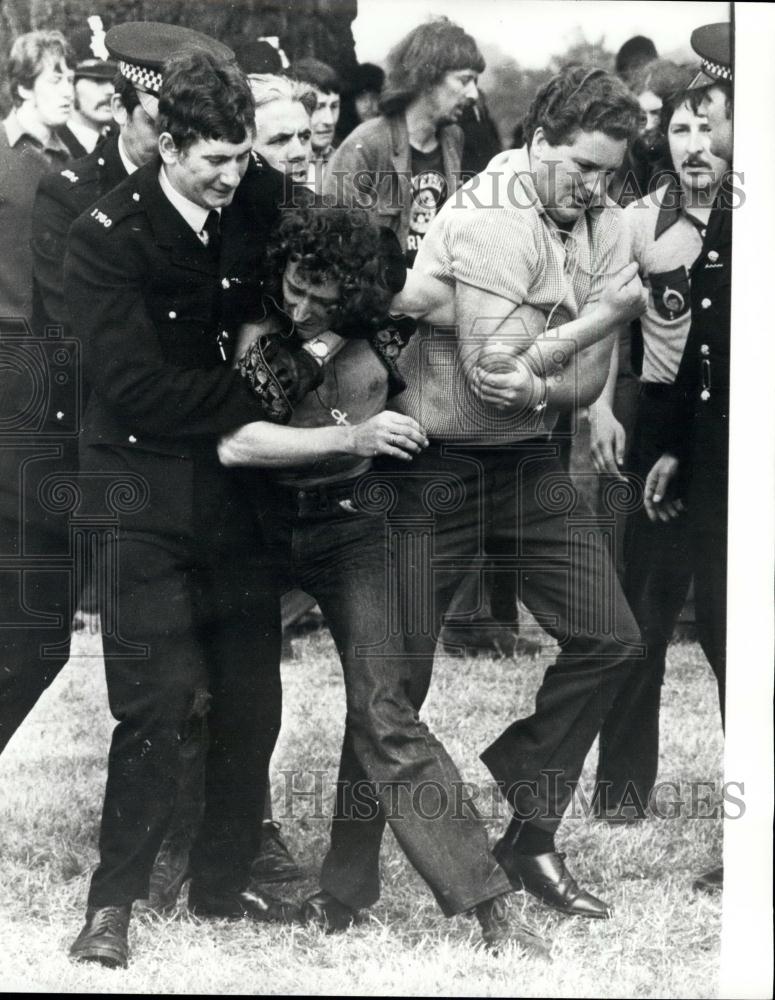 1974 Press Photo A &quot;Clear Out&quot; Raid aT Windsor Great Park - Historic Images