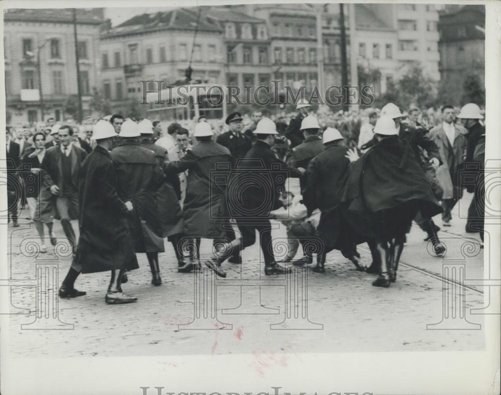 1960 Press Photo Police clash with demonstrators in Brussels - Historic Images