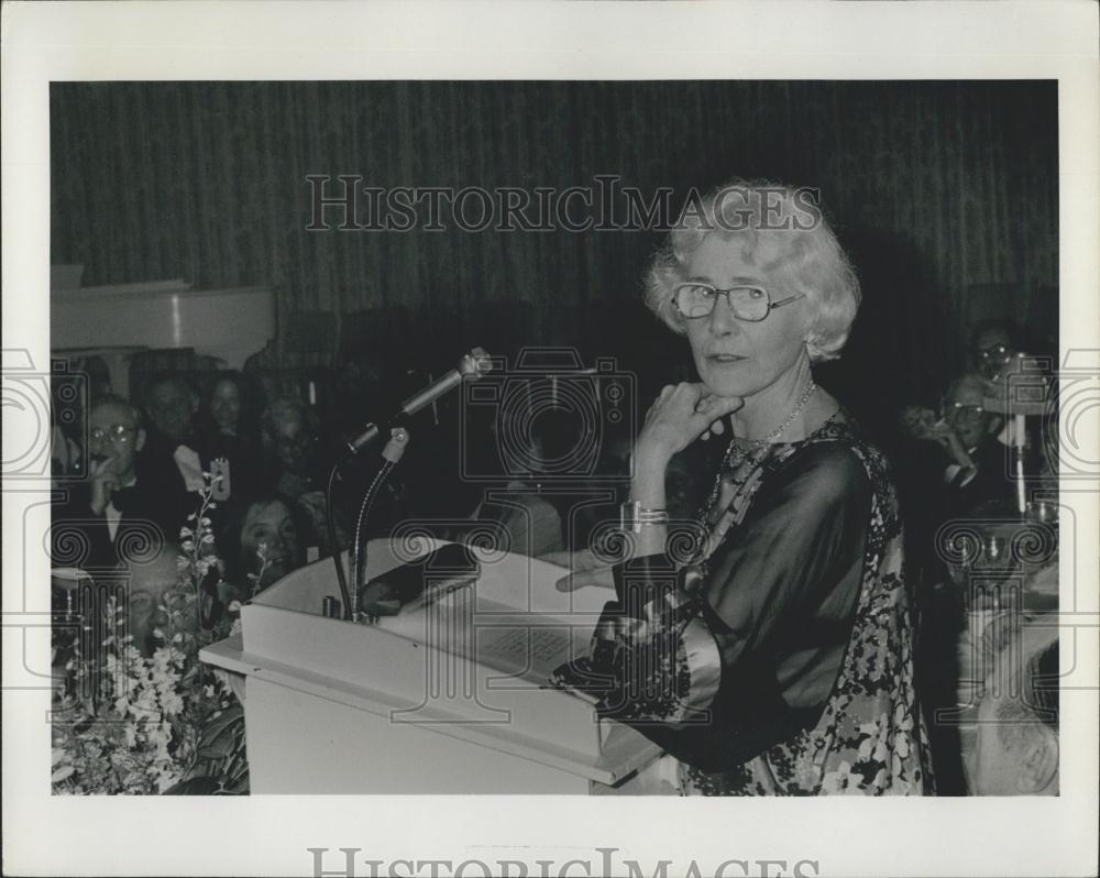 1977 Press Photo Robert D. Murphy &amp; Claire Booth Luce Presenting Award - Historic Images