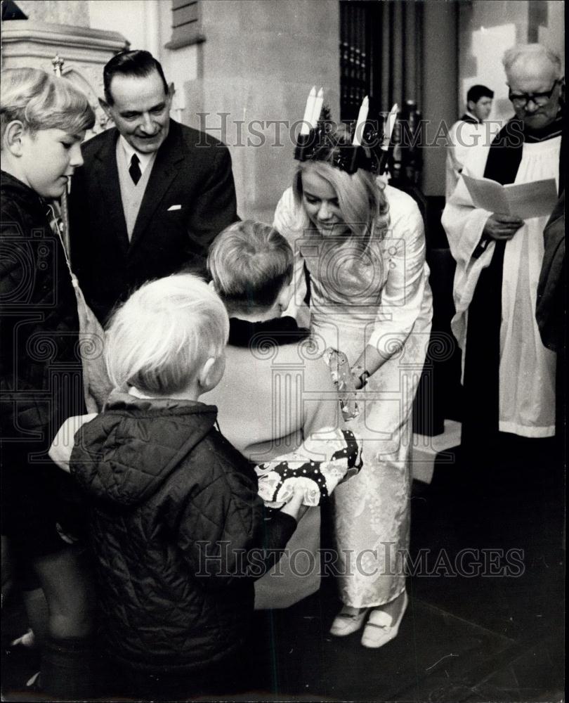 1968 Press Photo Christmas Carol Service To Welcome Sweden's Queen Of Light - Historic Images
