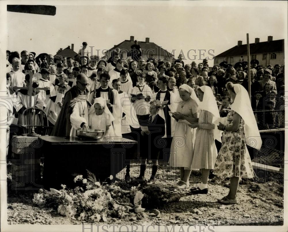 1953 Press Photo Bishop of Southwell baptizing at new Nottingham church - Historic Images