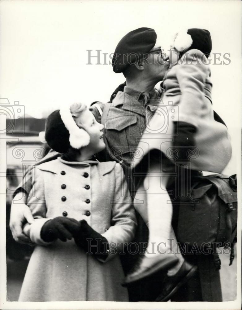 1954 Press Photo Royal Artillery Regiment Leaves For Korea - Historic Images