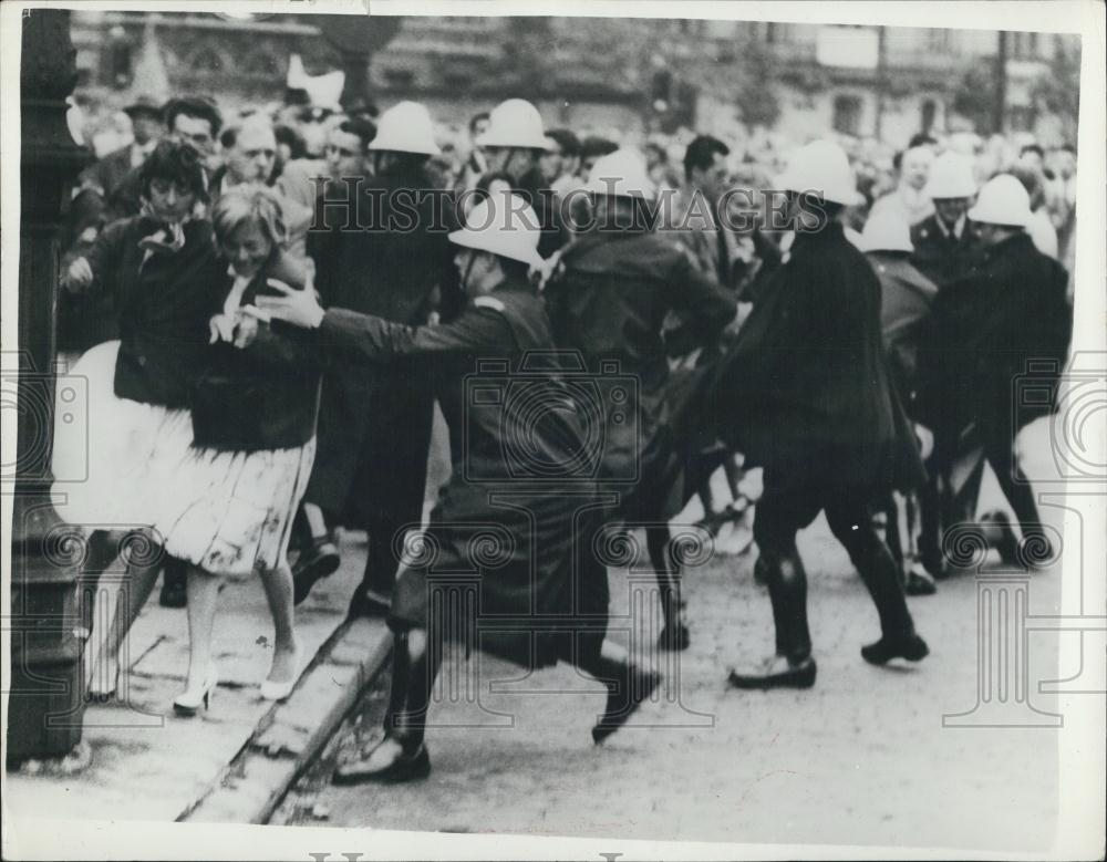 1960 Press Photo Police clash with demonstrators in Brussels - Historic Images