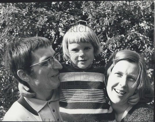 Press Photo World's Lovers Unite To Free Berliner - Historic Images