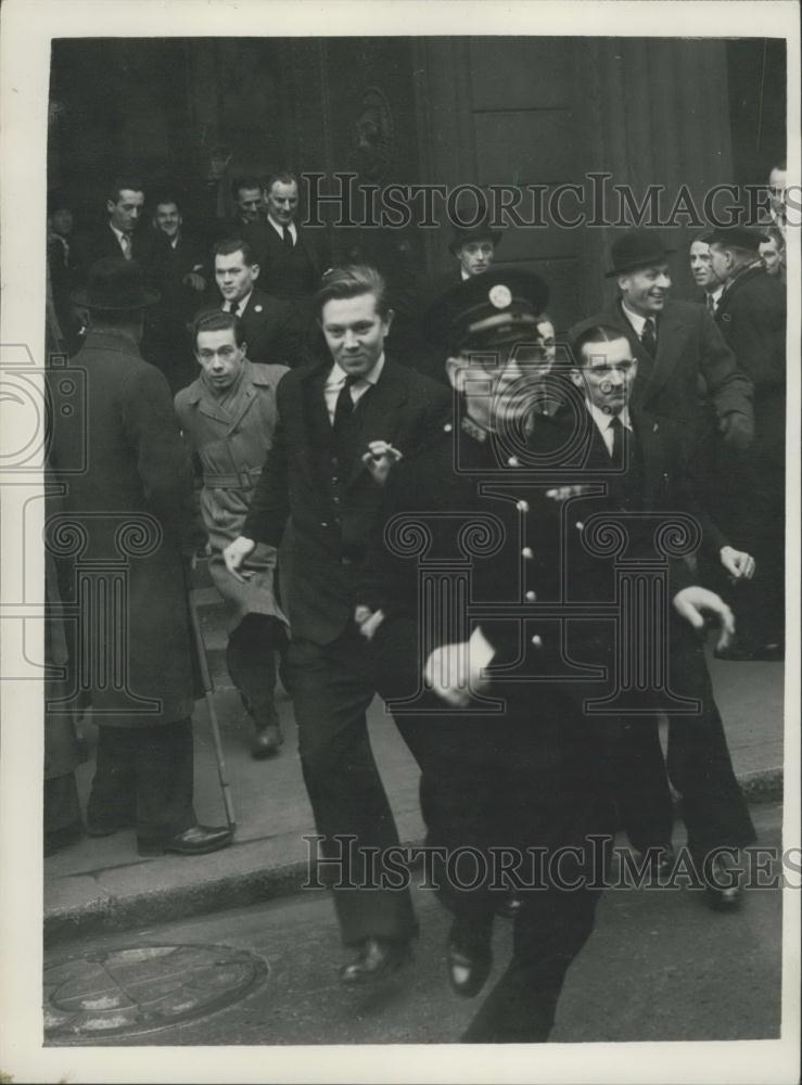 1956 Press Photo Messengers, Bank of England, Bank Rate - Historic Images