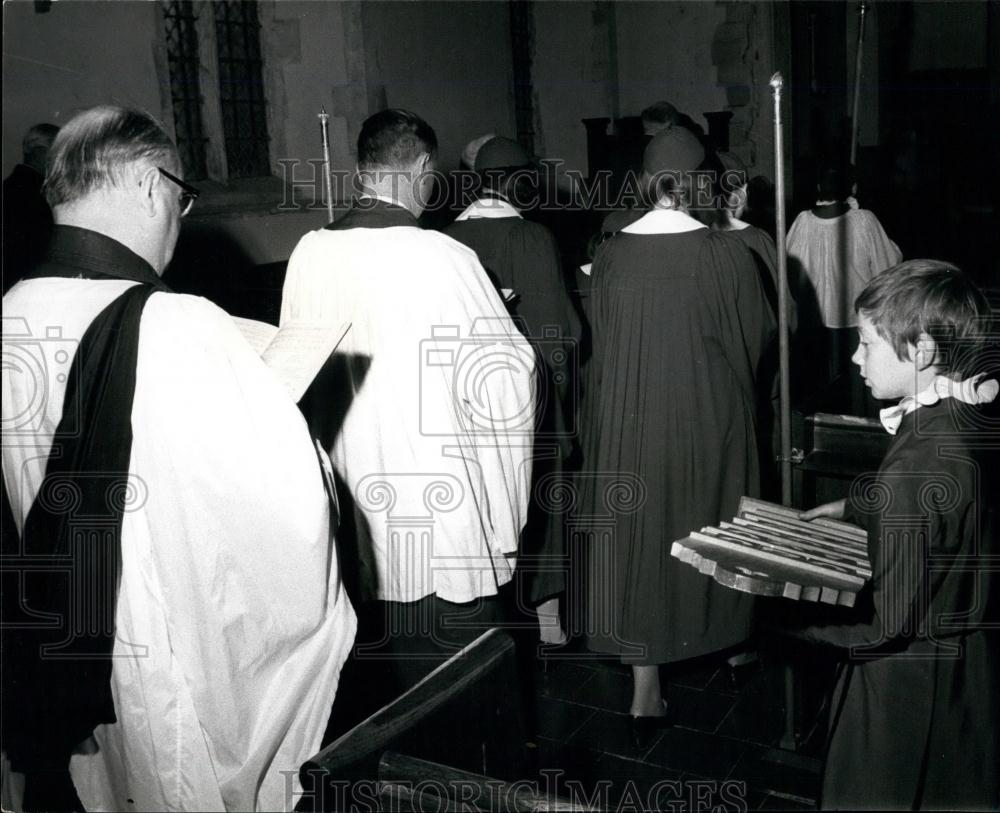 Press Photo Procession to the Altar and Choir with Laurence with Hymn Board - Historic Images