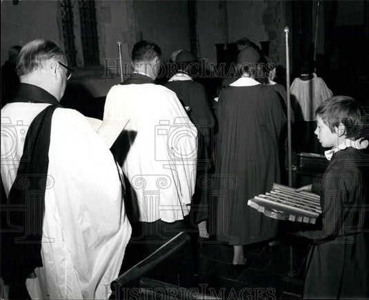 Press Photo Procession to the Altar and Choir with Laurence with Hymn Board - Historic Images