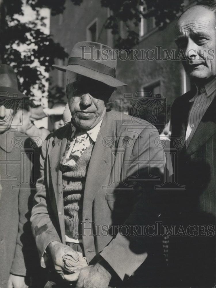 1954 Press Photo Man Beaten By Strikers When Work At Siemens Factory-Munich - Historic Images