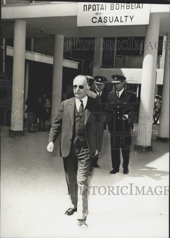 1973 Press Photo Israeli Ambassador Rabawit Tizur At Nicosia Hosp After Attack - Historic Images