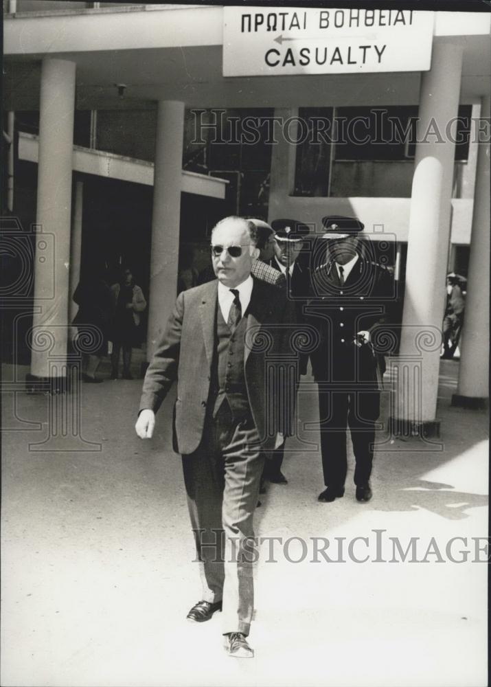1973 Press Photo Israeli Ambassador Rabawit Tizur At Nicosia Hosp After Attack - Historic Images