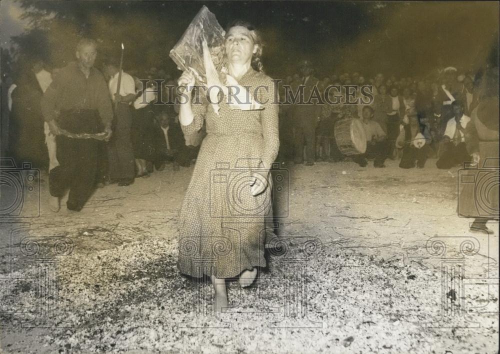 Press Photo Dancing in prepared coals with sound from popular orchestra - Historic Images
