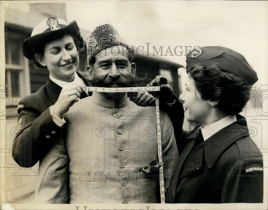 1953 Press Photo Eve Ekert And Annette Crompton With Pipe Major Saradar Khan - Historic Images