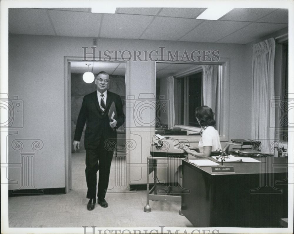 Press Photo Mrs Laurie Typing as man walks in office - Historic Images